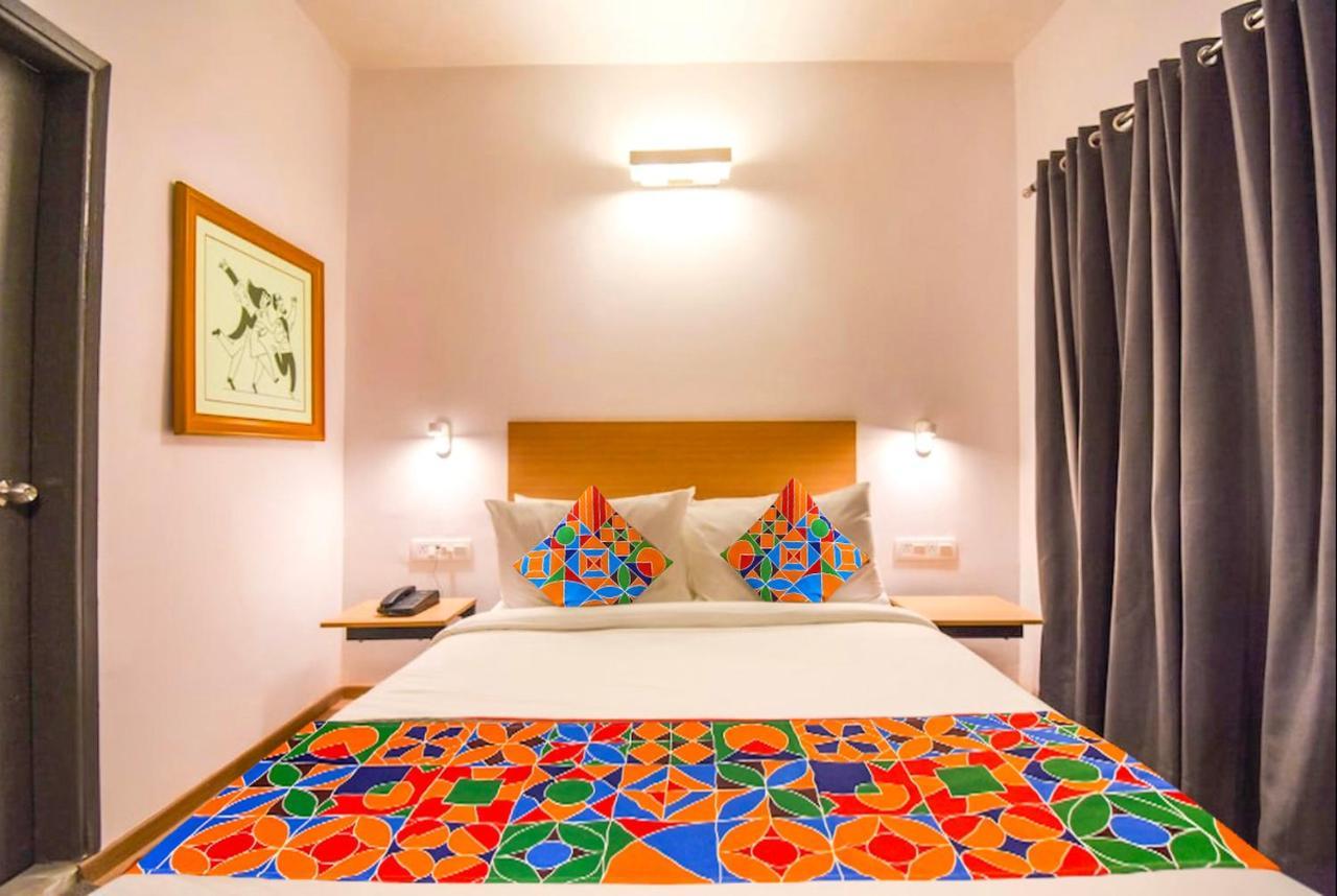 Fabexpress Heera Holiday Inn Kalkuta Zewnętrze zdjęcie